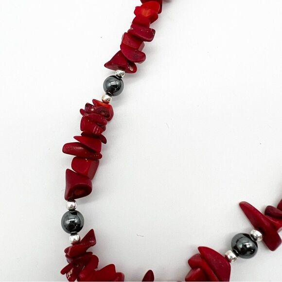 Red Stone Chip Gunmetal Gray Circle Pendant Fashion Necklace 15.5” - Picture 4 of 7